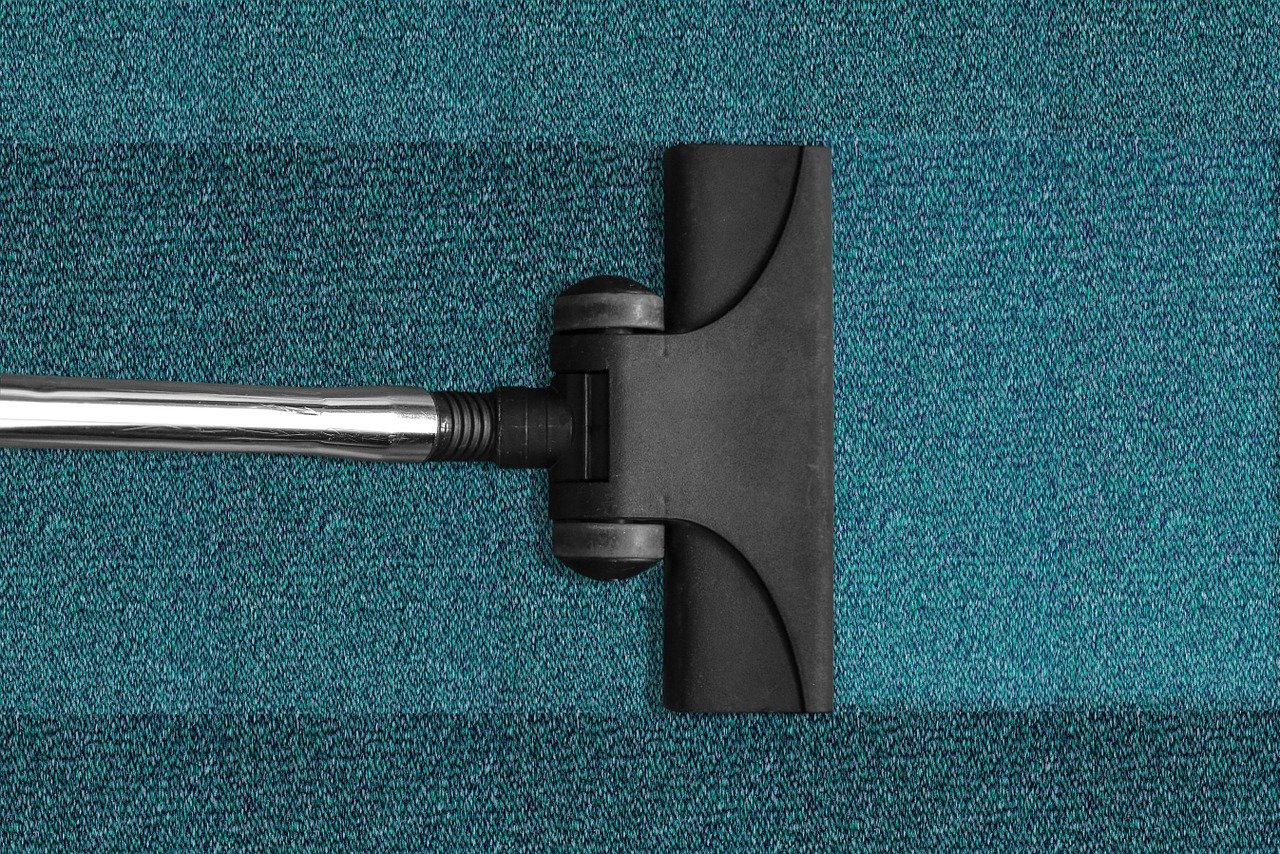 Porady dotyczące usuwania plam z dywanów i płytek podłogowych