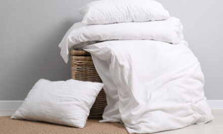 Kołdra z merynosa w aranżacji sypialni – inspiracje