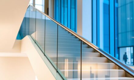 Szklane balustrady – bezpieczeństwo, estetyka i nowoczesny styl